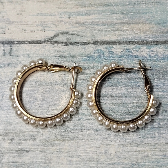 Elegant Gold and Pearl Hoop Earrings Set - Picture 6 of 8